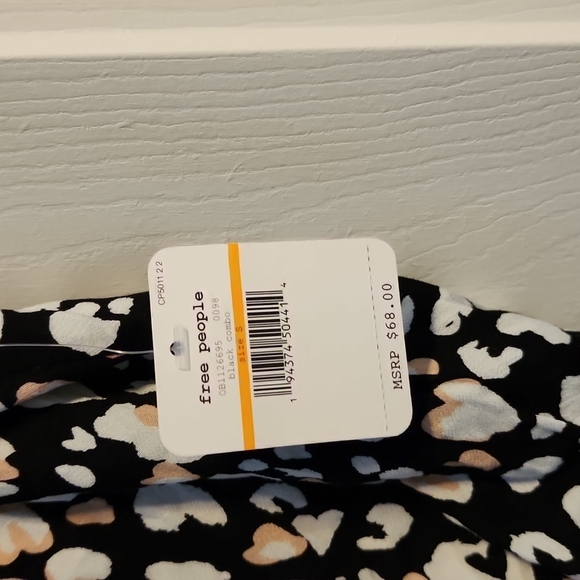 Gorgeous v-neck Intimately's body suit with snaps - Picture 3 of 8